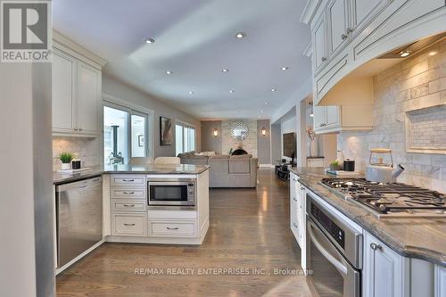 208 Mineola Road W, Mississauga, ON - Indoor Photo Showing Kitchen With Upgraded Kitchen