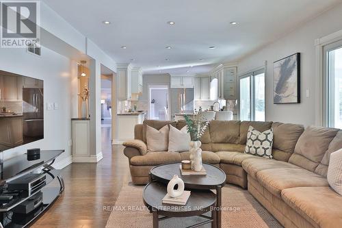 208 Mineola Road W, Mississauga, ON - Indoor Photo Showing Living Room