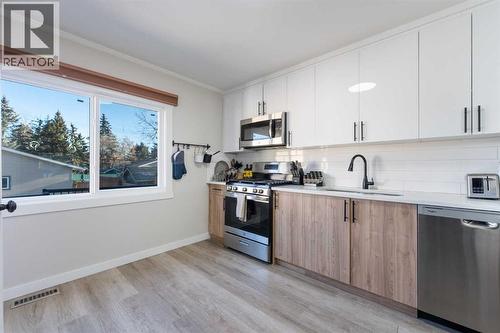 4608 70 Street Nw, Calgary, AB - Indoor Photo Showing Kitchen