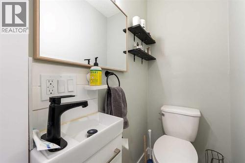 4608 70 Street Nw, Calgary, AB - Indoor Photo Showing Bathroom