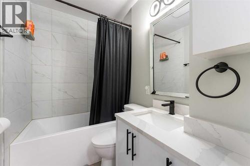 4608 70 Street Nw, Calgary, AB - Indoor Photo Showing Bathroom