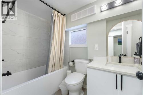 4608 70 Street Nw, Calgary, AB - Indoor Photo Showing Bathroom