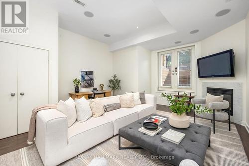 29B Beechwood Drive, Toronto, ON - Indoor Photo Showing Living Room