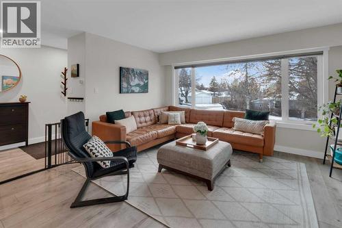 184 Cornwallis Drive Nw, Calgary, AB - Indoor Photo Showing Living Room