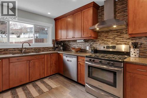 184 Cornwallis Drive Nw, Calgary, AB - Indoor Photo Showing Kitchen