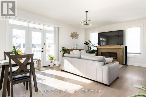 The room is flooded with lots of natural light. - 1 Princeton Common Street, St. Catharines (Lakeport), ON 