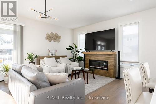 The sitting area is a perfect place to unwind. - 1 Princeton Common Street, St. Catharines (Lakeport), ON 