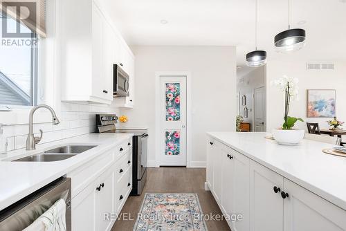 Plenty of counter space & a double undermount sink - 1 Princeton Common Street, St. Catharines (Lakeport), ON 