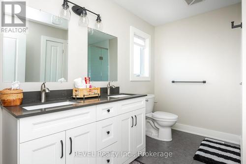 The primary bedroom ensuite bathroom. - 1 Princeton Common Street, St. Catharines (Lakeport), ON 