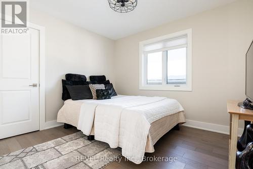 The spacious second bedroom. - 1 Princeton Common Street, St. Catharines (Lakeport), ON 