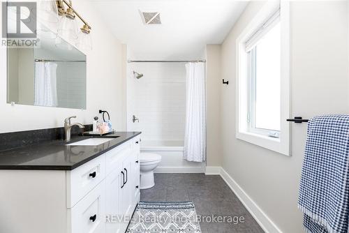 The second floor 4-piece family bathroom. - 1 Princeton Common Street, St. Catharines (Lakeport), ON 