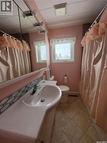 207 3Rd Street Ne, Ituna, SK - Indoor Photo Showing Bathroom