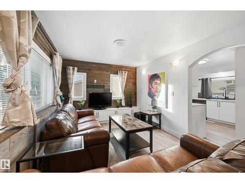 10656 93 St Nw, Edmonton, AB - Indoor Photo Showing Living Room