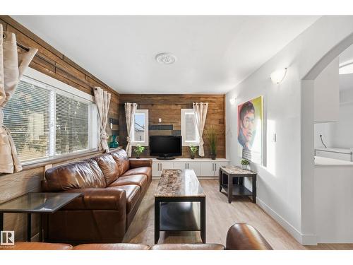 10656 93 St Nw, Edmonton, AB - Indoor Photo Showing Living Room