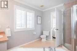 Convenient ensuite bath - 
