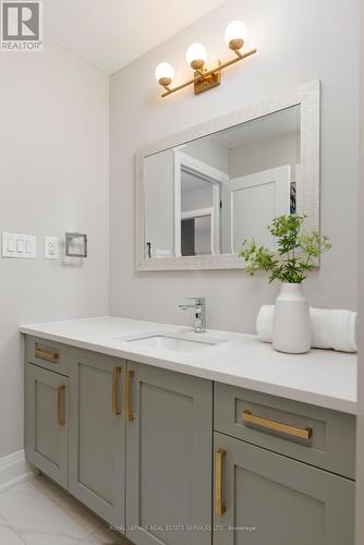 471 Sparling Crescent, Burlington, ON - Indoor Photo Showing Bathroom