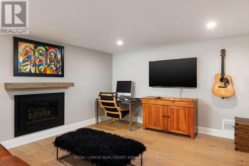 471 Sparling Crescent, Burlington, ON - Indoor With Fireplace