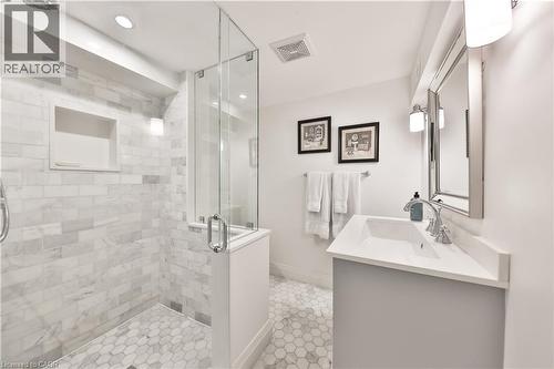 886 Whitney Drive, Mississauga, ON - Indoor Photo Showing Bathroom