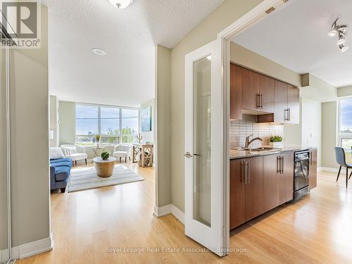 335 - 35 Viking Lane, Toronto, ON - Indoor Photo Showing Kitchen