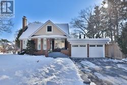 886 WHITNEY DRIVE  Mississauga, ON L4Y 1E7