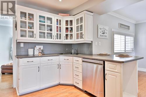 886 Whitney Drive, Mississauga, ON - Indoor Photo Showing Kitchen