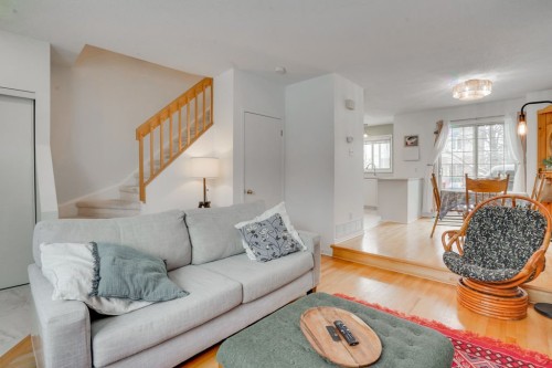 Escalier - 209 Rue Madaire, Gatineau (Aylmer), QC - Indoor Photo Showing Living Room