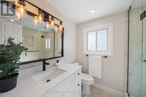 1550 Woodeden Drive, Mississauga, ON - Indoor Photo Showing Bathroom