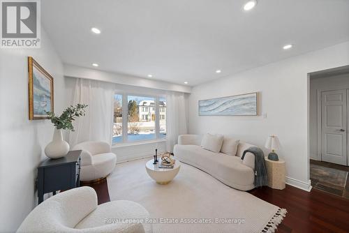 1550 Woodeden Drive, Mississauga, ON - Indoor Photo Showing Living Room