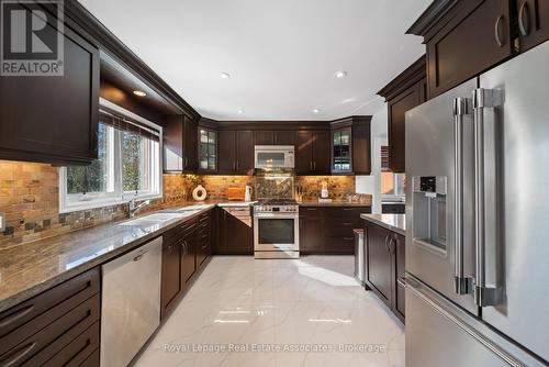 1550 Woodeden Drive, Mississauga, ON - Indoor Photo Showing Kitchen With Double Sink With Upgraded Kitchen