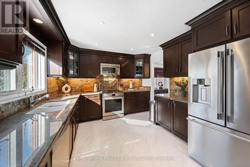 1550 Woodeden Drive, Mississauga, ON - Indoor Photo Showing Kitchen With Upgraded Kitchen