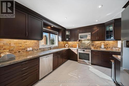 1550 Woodeden Drive, Mississauga, ON - Indoor Photo Showing Kitchen With Double Sink With Upgraded Kitchen