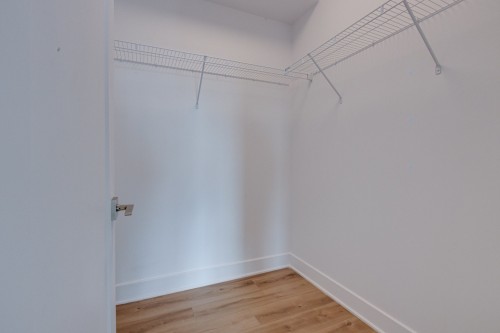 Penderie (Walk-in) - 303-8945 Boul. Viau, Montréal (Saint-Léonard), QC - Indoor