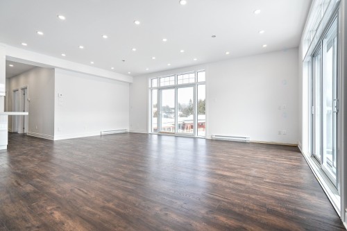 Salon - 11-20 Rue Larocque O., Sainte-Agathe-Des-Monts, QC - Indoor