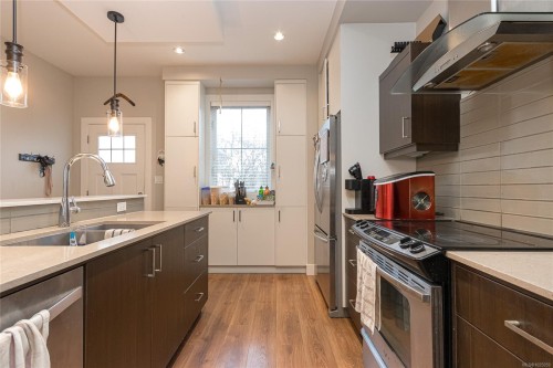 #5-3903 Douglas St, Saanich, BC 