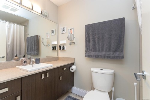 #5-3903 Douglas St, Saanich, BC 