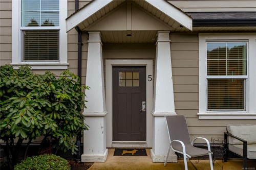#5-3903 Douglas St, Saanich, BC 