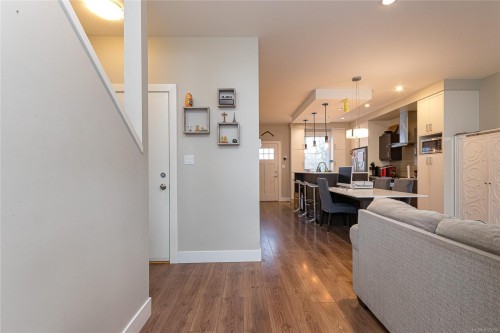 #5-3903 Douglas St, Saanich, BC 