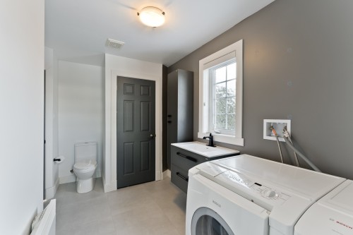 Powder room - 170 Rue Jean, Saint-Jean-Sur-Richelieu, QC - Indoor Photo Showing Laundry Room