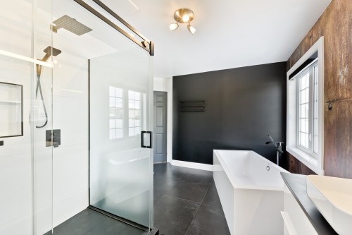 Bathroom - 170 Rue Jean, Saint-Jean-Sur-Richelieu, QC - Indoor Photo Showing Other Room