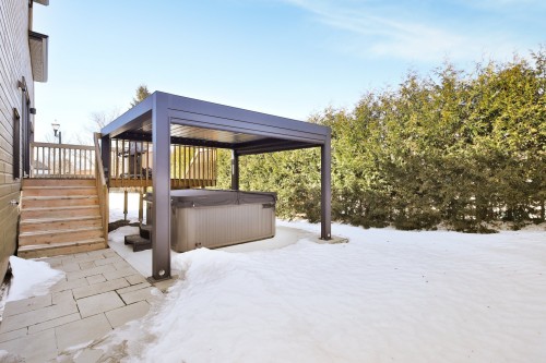 Spa - 628 Rue Théodore-Béchard, Saint-Jean-Sur-Richelieu, QC - Outdoor