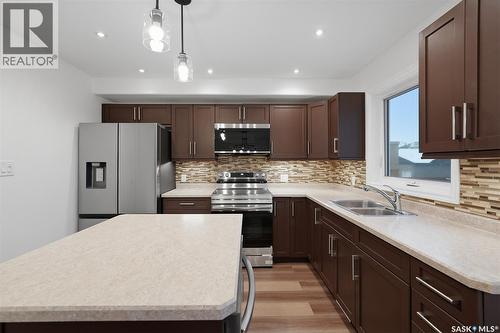 446 Geary Crescent, Saskatoon, SK - Indoor Photo Showing Kitchen With Double Sink With Upgraded Kitchen