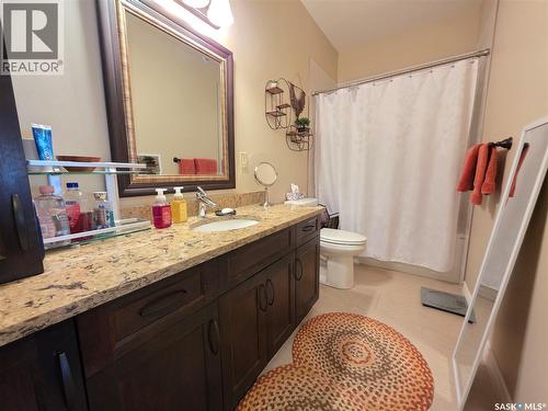 206 8Th Avenue Ne, Swift Current, SK - Indoor Photo Showing Bathroom