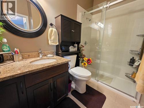 206 8Th Avenue Ne, Swift Current, SK - Indoor Photo Showing Bathroom