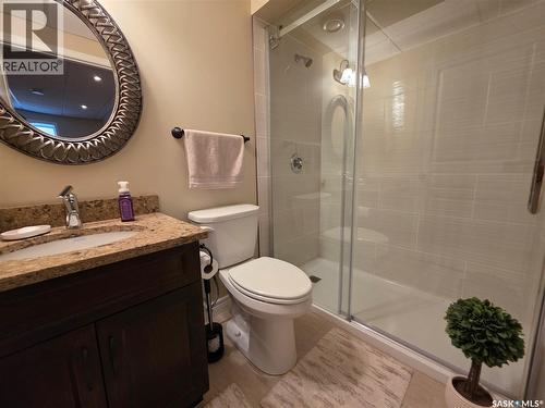 206 8Th Avenue Ne, Swift Current, SK - Indoor Photo Showing Bathroom