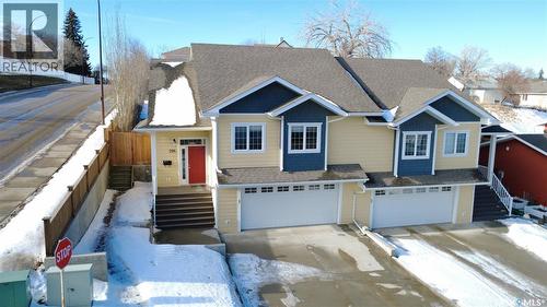 206 8Th Avenue Ne, Swift Current, SK - Outdoor With Facade
