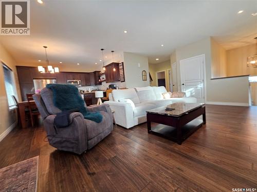 206 8Th Avenue Ne, Swift Current, SK - Indoor Photo Showing Living Room