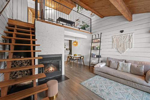 Salon - 22-560 Rue Morin, Sainte-Adèle, QC 