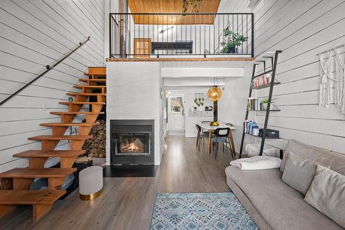 Salon - 22-560 Rue Morin, Sainte-Adèle, QC 