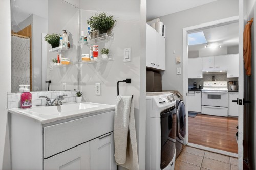 Bathroom - 12-500 Rue Ste-Hélène, Longueuil (Le Vieux-Longueuil), QC - Indoor Photo Showing Laundry Room