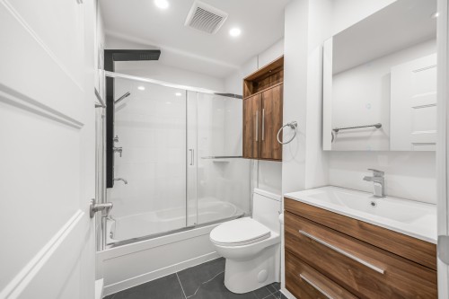 Salle de bains - 8745 Rue Hochelaga, Montréal (Mercier/Hochelaga-Maisonneuve), QC - Indoor Photo Showing Bathroom